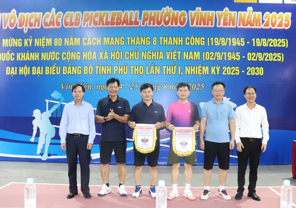 Trao cờ thi đâu cho 2 đội