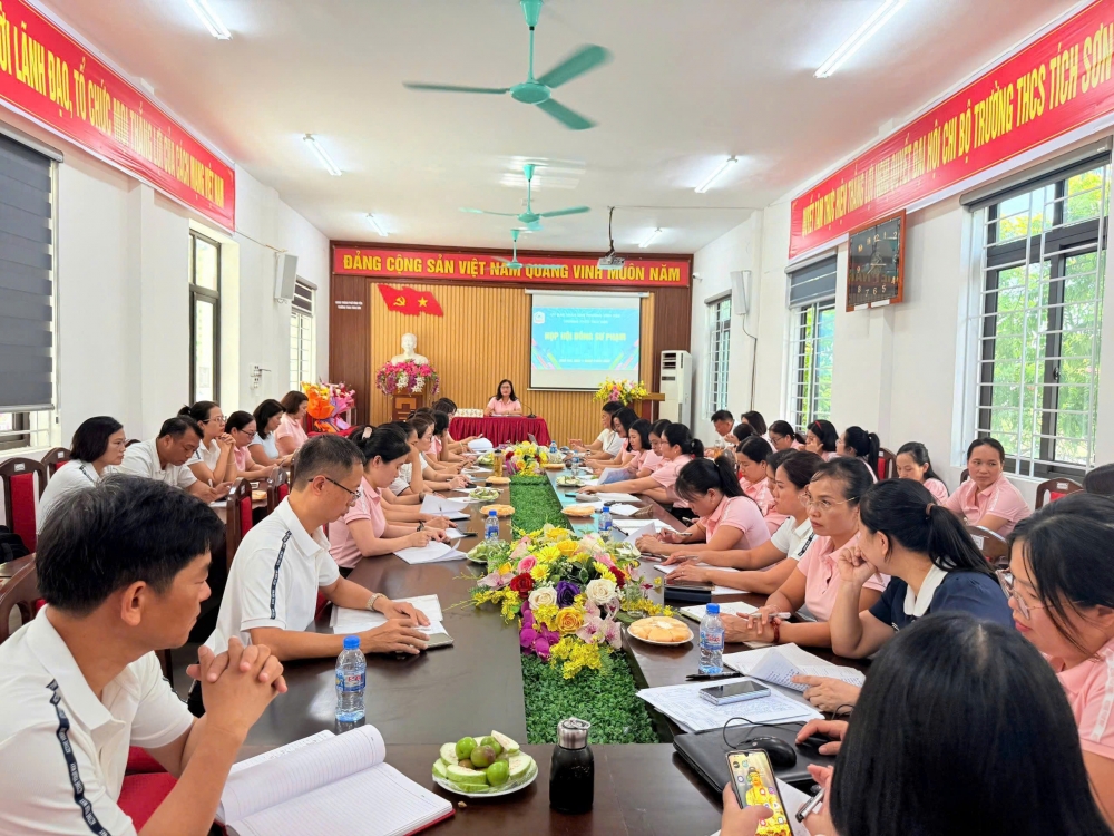 Trường THCS Tích Sơn tổ chức tập huấn, bồi dưỡng chuyên môn cho đội ngũ giáo viên trong dịp hè. Trường THCS Tích Sơn tổ chức tập huấn, bồi dưỡng chuyên môn cho đội ngũ giáo viên trong dịp hè.