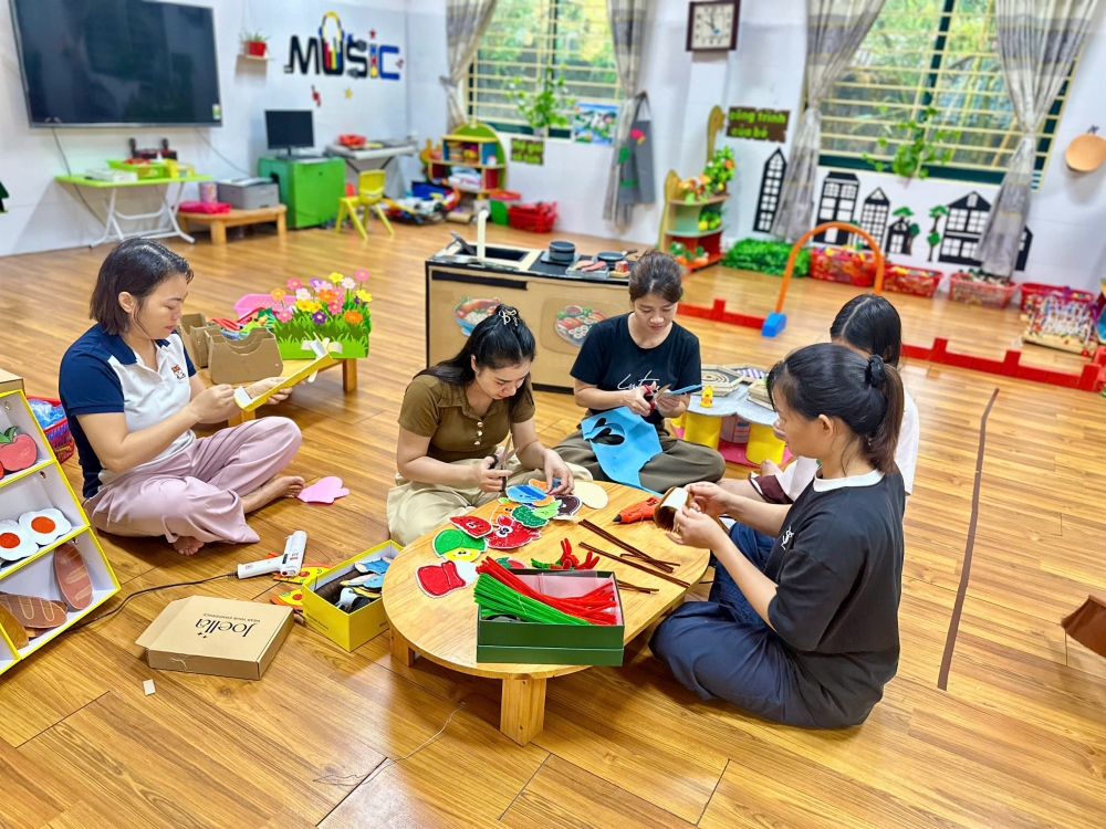 Giáo viên Trường mầm non Hoa Sen tự làm đồ dùng, đồ chơi chuẩn bị cho năm học mới. Giáo viên Trường mầm non Hoa Sen tự làm đồ dùng, đồ chơi chuẩn bị cho năm học mới.