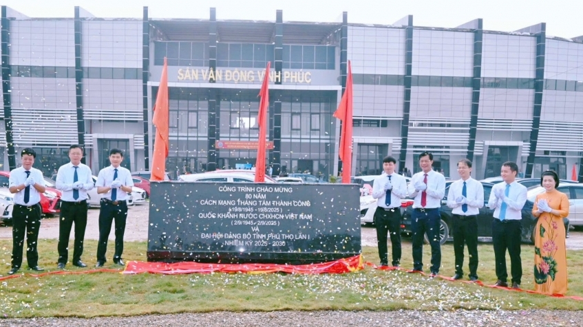 Phú Thọ: Khai mạc Giải bóng đá nam mở rộng và gắn biển công trình tại phường Vĩnh Phúc