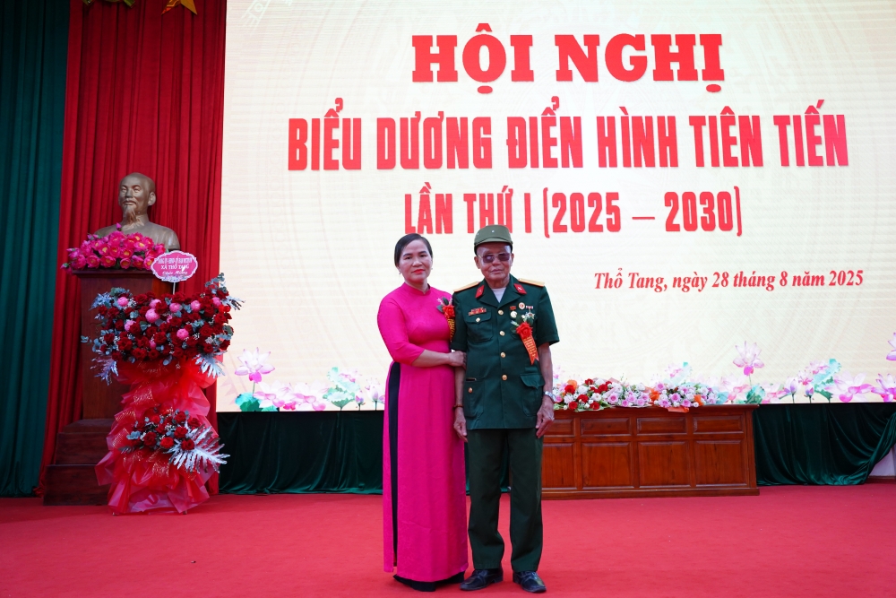 Xã Thổ Tang: Tuyên dương gương điển hình tiên tiến, dám nghĩ, dám làm và dám đổi mới