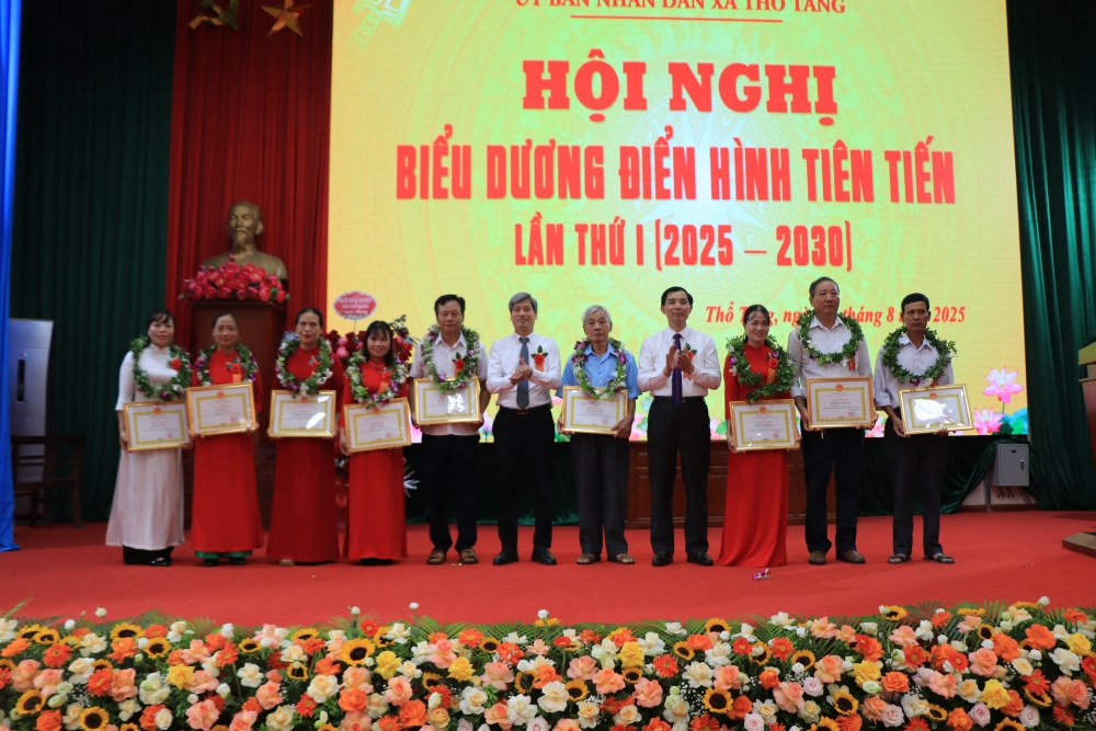 Xã Thổ Tang: Tuyên dương gương điển hình tiên tiến, dám nghĩ, dám làm và dám đổi mới