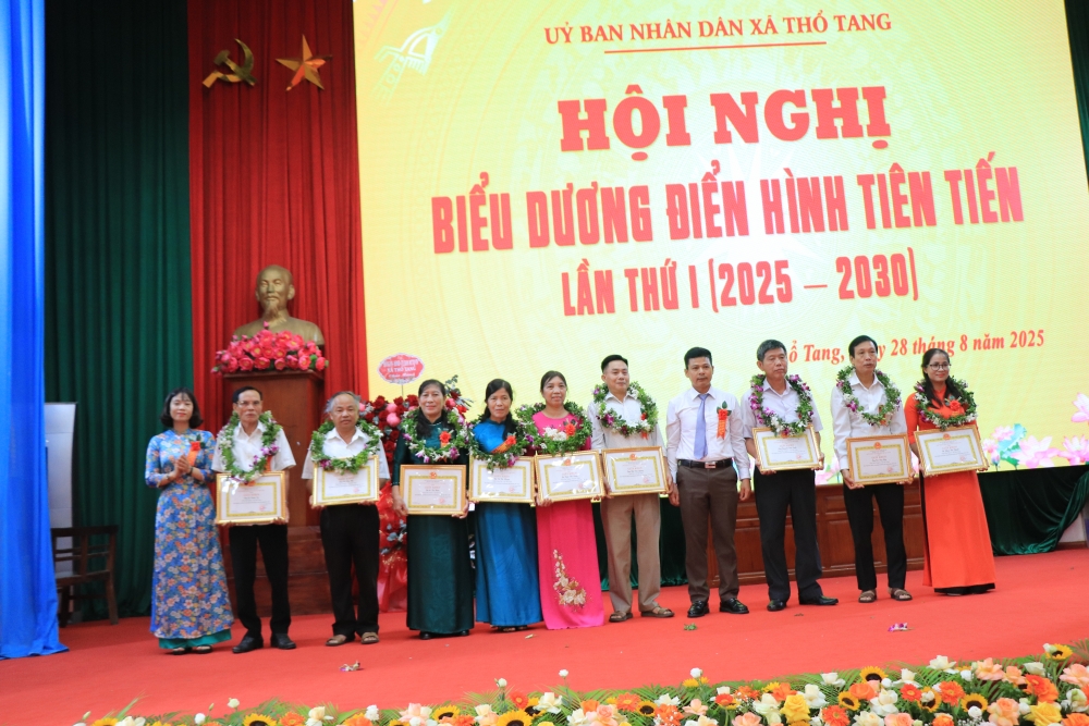 Xã Thổ Tang: Tuyên dương gương điển hình tiên tiến, dám nghĩ, dám làm và dám đổi mới