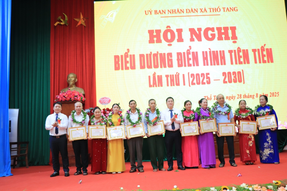 Xã Thổ Tang: Tuyên dương gương điển hình tiên tiến, dám nghĩ, dám làm và dám đổi mới