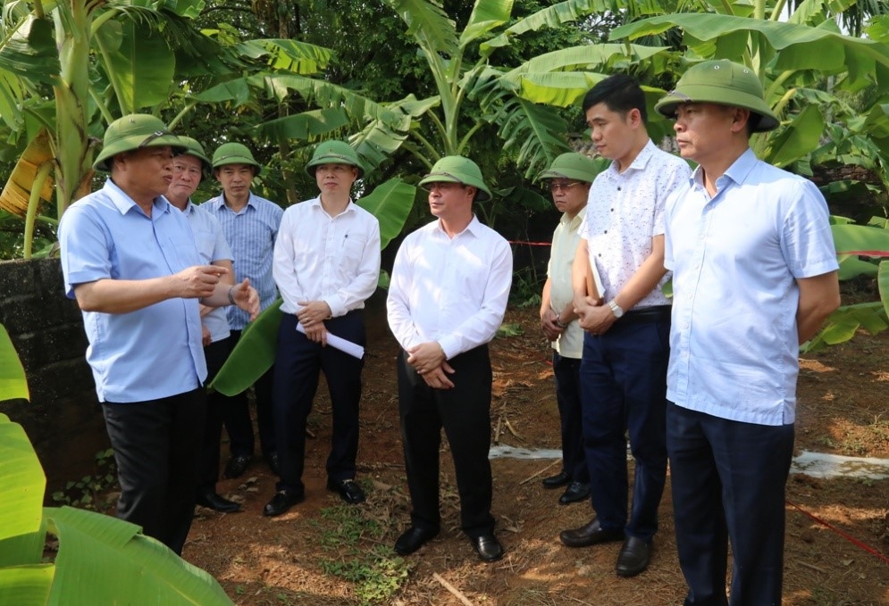 Phó Chủ tịch UBND tỉnh Đinh Công Sứ chỉ đạo các biện pháp khắc phục sự cố sạt lở