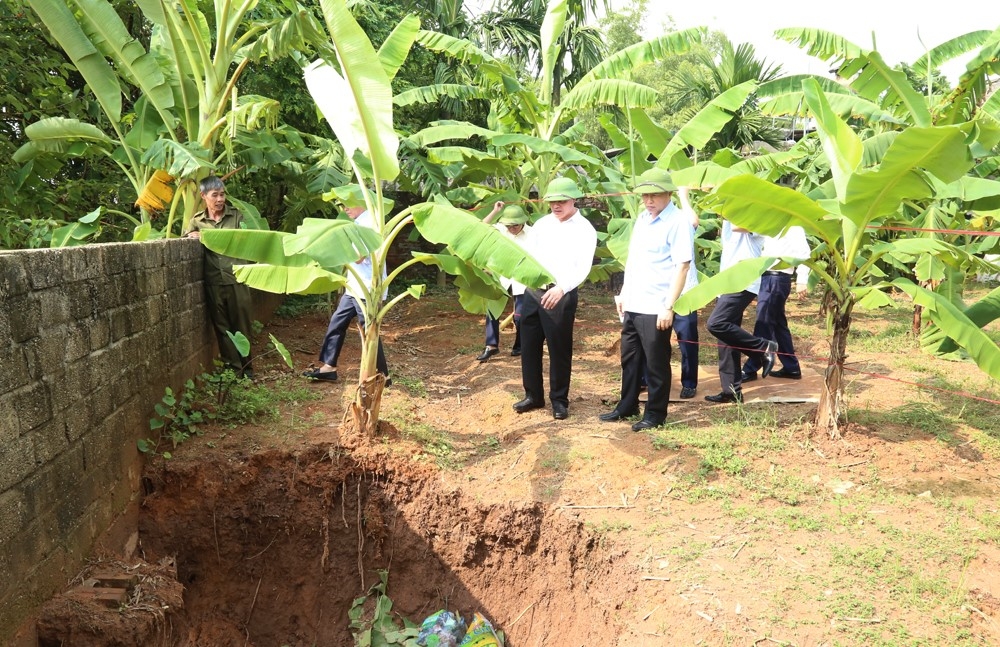Lãnh đạo tỉnh Phú Thọ kiểm tra, chỉ đạo xử lý sạt lở bờ, vở sông tại xã Hiền Quan