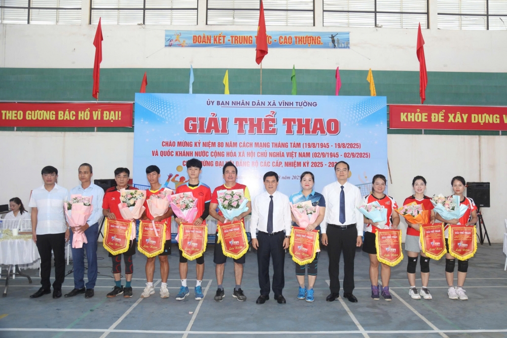 Đồng chí Hà Văn Quyết, Bí thư Đảng ủy xã Vĩnh Tường và các đồng chí lãnh đạo Đảng ủy, HĐND, UBND xã tặng cờ lưu niệm cho các đội tham gia.