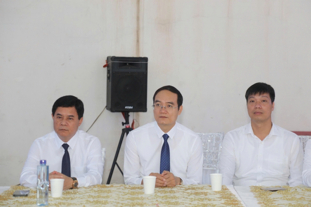 Các đại biểu tham dự lễ khai mạc.