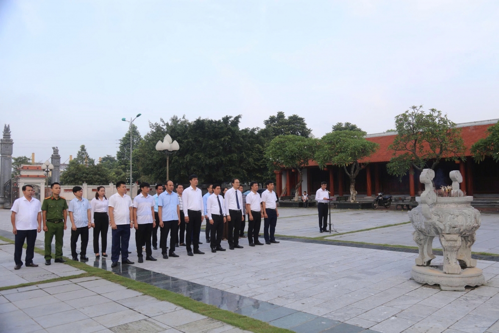 Các đại biểu dâng hương tại Đền Liệt sỹ