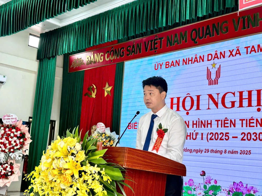 Đồng chí Nguyễn Đức Toàn - Chủ tịch UBND xã khai mạc hội nghị Đồng chí Nguyễn Đức Toàn - Chủ tịch UBND xã khai mạc hội nghị