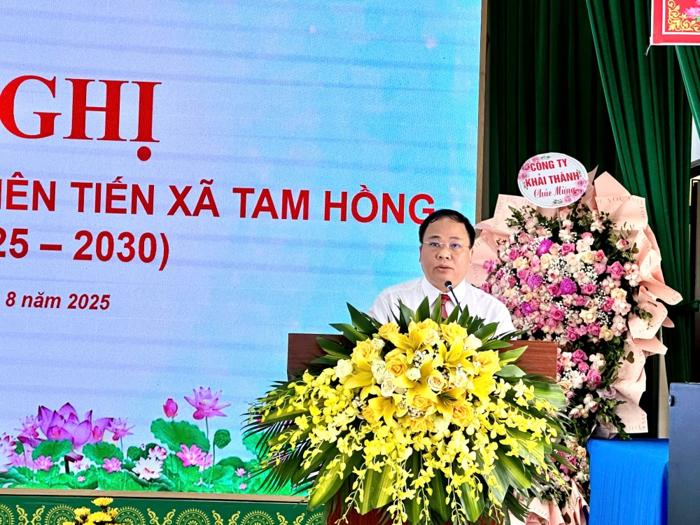 Ông Quách Văn Tuấn - Trưởng phòng Văn hoá, xã hội công bố quyết định khen thưởng Ông Quách Văn Tuấn - Trưởng phòng Văn hoá, xã hội công bố quyết định khen thưởng