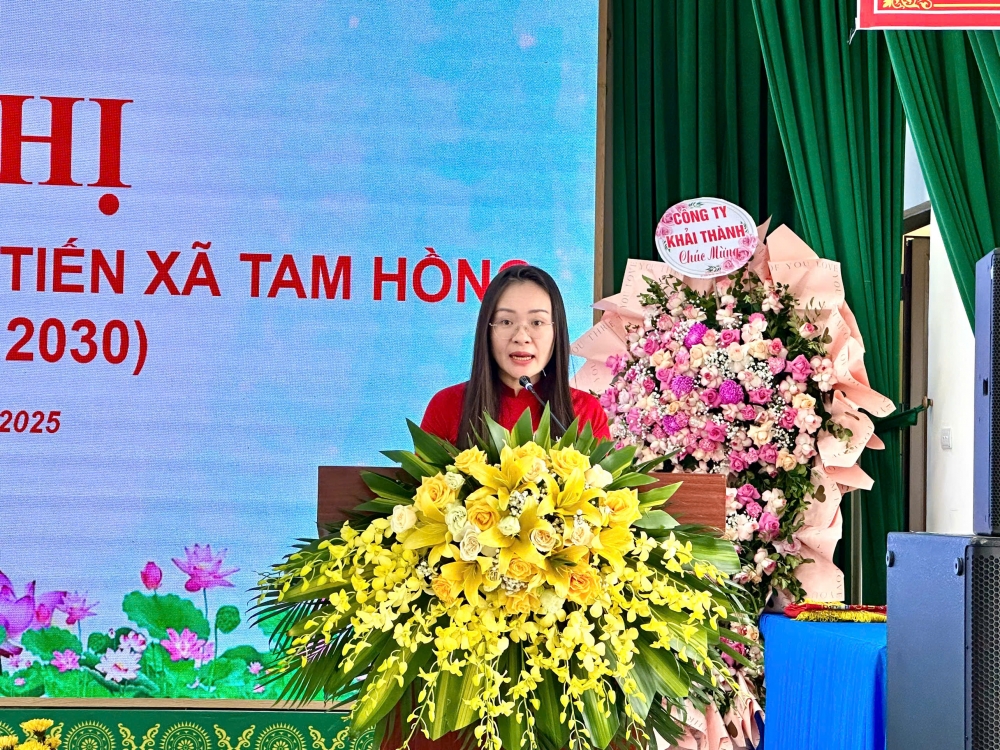 Đồng chí Phạm Thị Phương Linh - Phó chủ tịch UBND xã báo cáo tổng kết Đồng chí Phạm Thị Phương Linh - Phó chủ tịch UBND xã báo cáo tổng kết