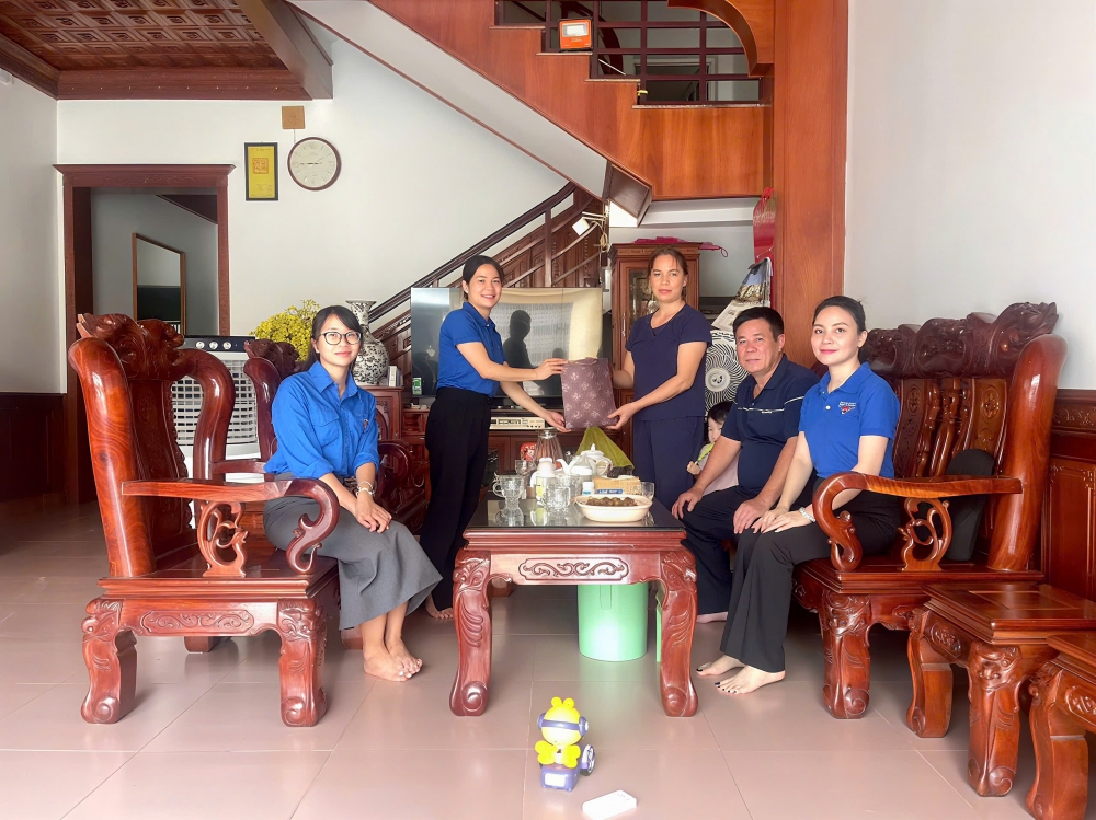 Đoàn Thanh niên TTYT khu vực Vĩnh Yên tặng quà cho đối tượng chính sách nhân dịp 80 năm Quốc khánh và Cách mạng Tháng 8 thành công