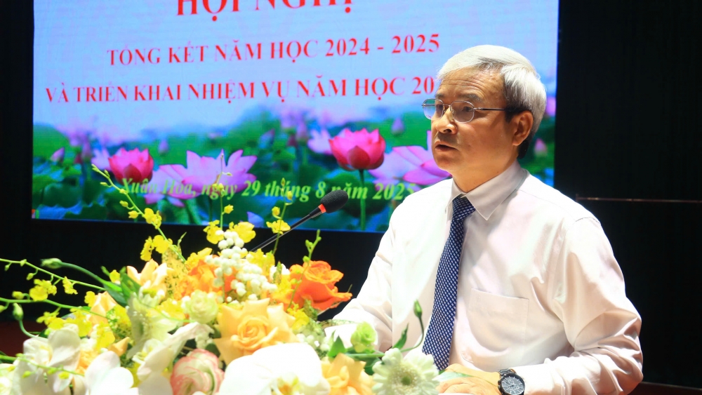 Đồng chí Đinh Mạnh Hùng, Phó Bí thư Thường trực Đảng ủy phường Xuân Hòa phát biểu tại hội nghị