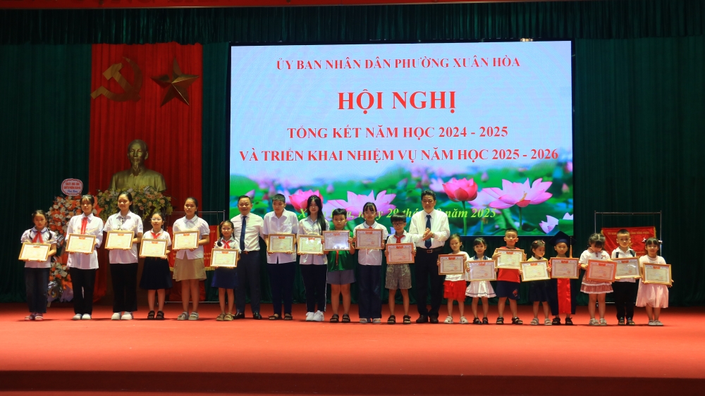 UBND phường trao bằng khen cho các em học sinh có thành tích xuất sắc trong năm học 2024 - 2025