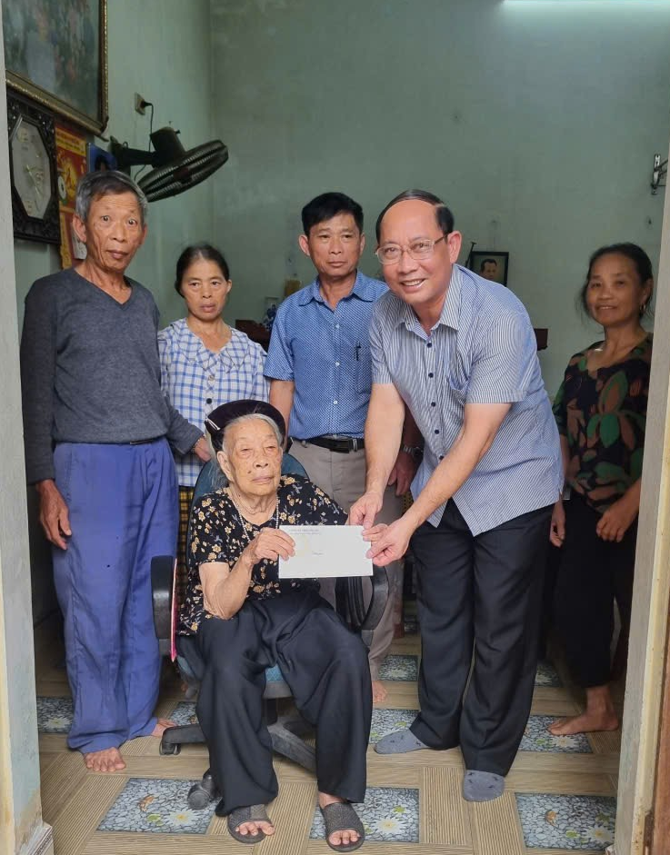 Đồng chí Phùng Đắc Chiến- Chủ tịch UBND xã đến thăm hỏi và trao quà cụ Nguyễn Thị Tơ- sinh năn 1930 ở thôn Nam, xã Vĩnh Thành, tỉnh Phú Thọ.