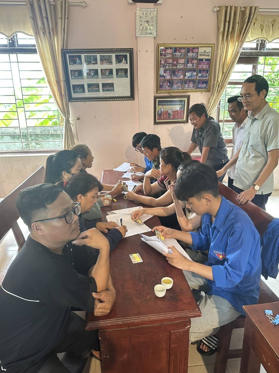 Phú Thọ: Người dân xã Vĩnh Tường vui mừng nhận quà Tết Độc lập