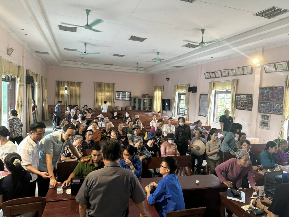 Phú Thọ: Người dân xã Vĩnh Tường vui mừng nhận quà Tết Độc lập