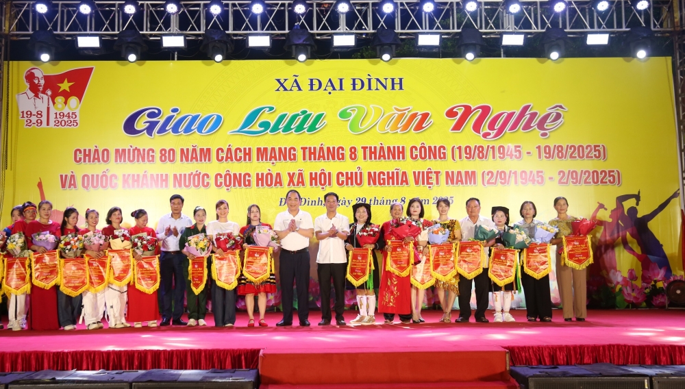 Lãnh đạo xã Đại Đình tặng hoa và cờ lưu niệm cho các đội tham dự.