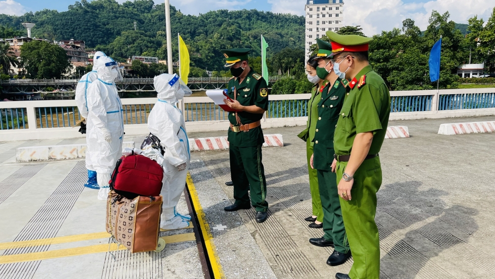 Tiếp nhận đối tượng truy nã Hà Thị Thơm do Công an Trung Quốc trao trả.