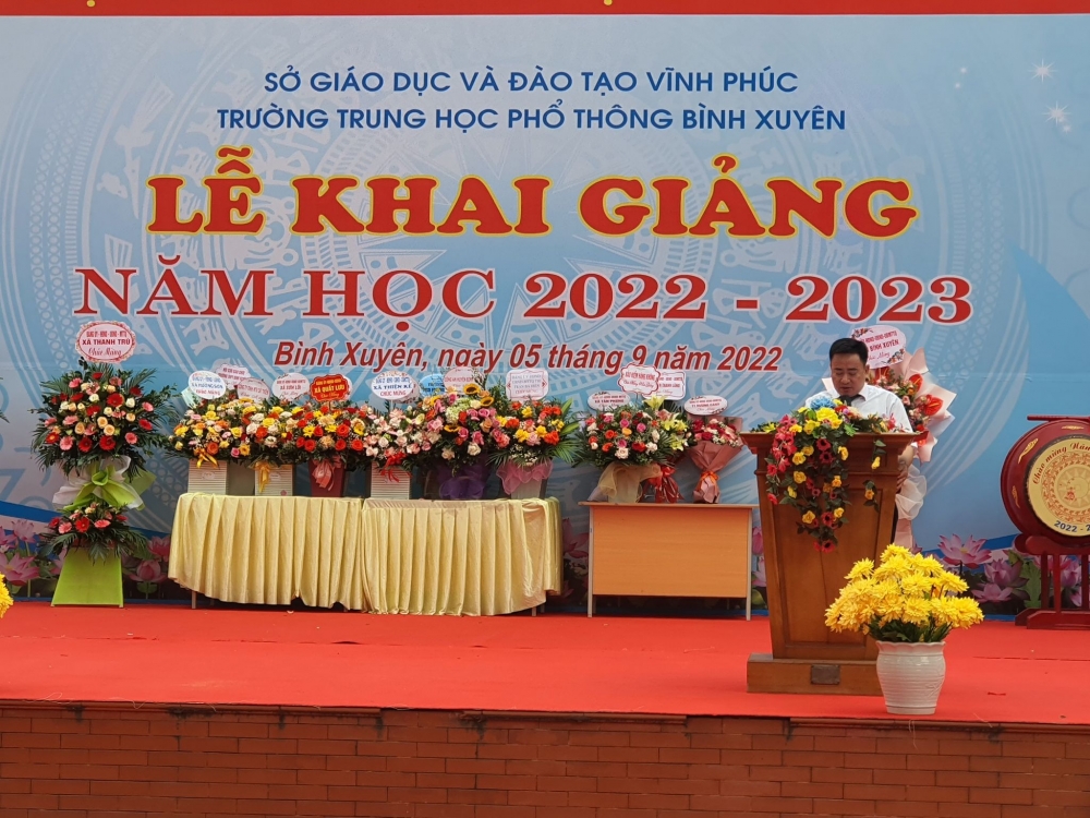 Thầy trần xuân lý - phó hiệu trưởng Bình Xuyên đọc thư chủ tịch nước