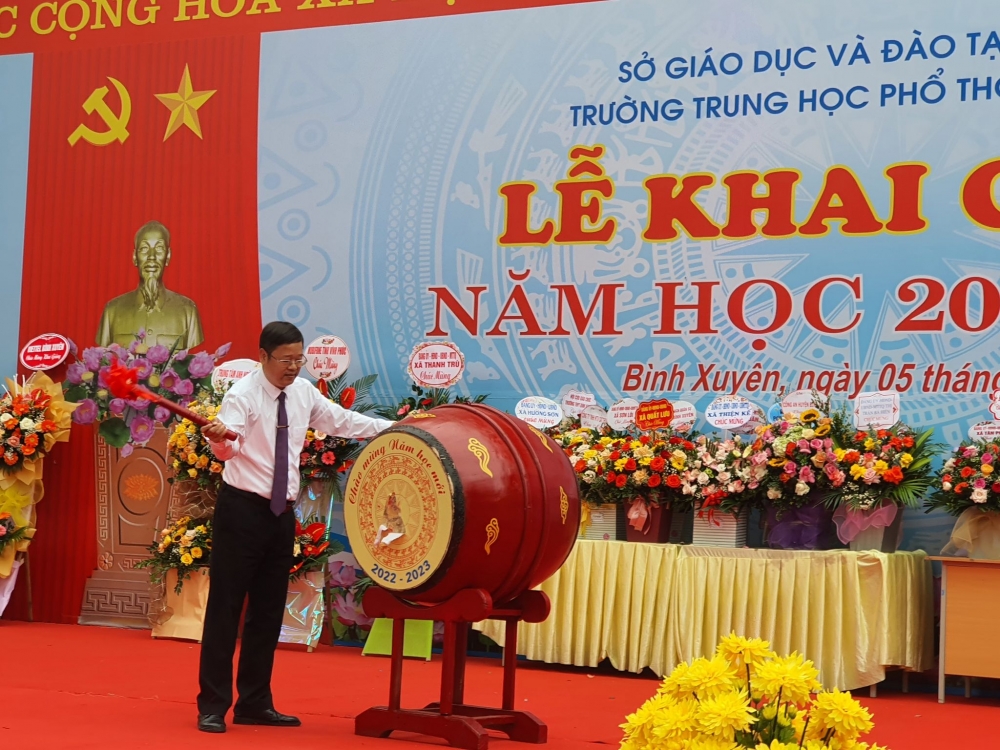 Nhà Giáo Nguyễn Hùng Mạnh- Hiệu trưởng nhà trường đánh trống  khai trường