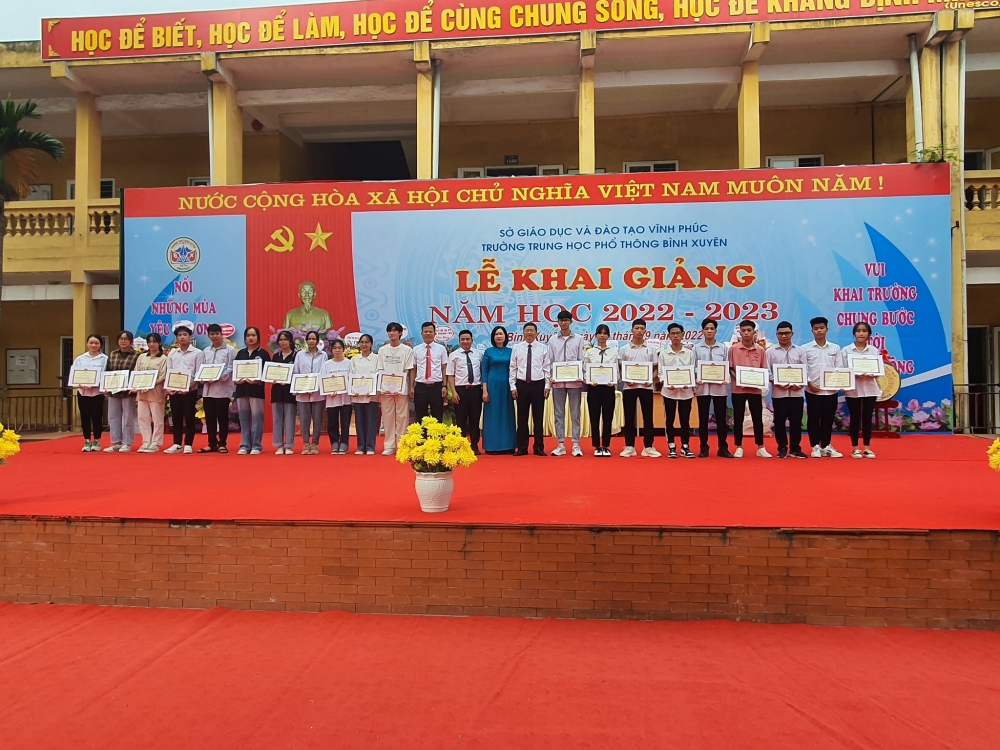 Tuyên dương, khen thưởng học sinh đạt điểm cao kỳ thi THPT năm 2022