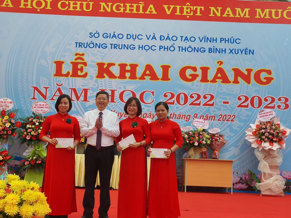 Tuyên dương, khen thưởng các cô giáo thành tích cao trong giảng dạy 