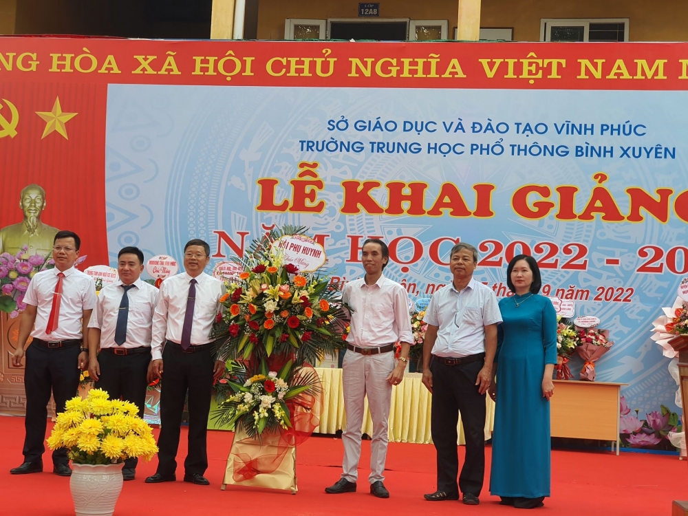 Hội cha mẹ học sinh tặng hoa chúc mừng nhà trường