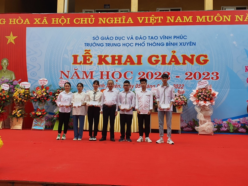 Nhà giáo Trần Văn Quảng- nguyên hiệu trưởng trường THPT Bình Xuyên khen thưởng các học sinh thành tích cao