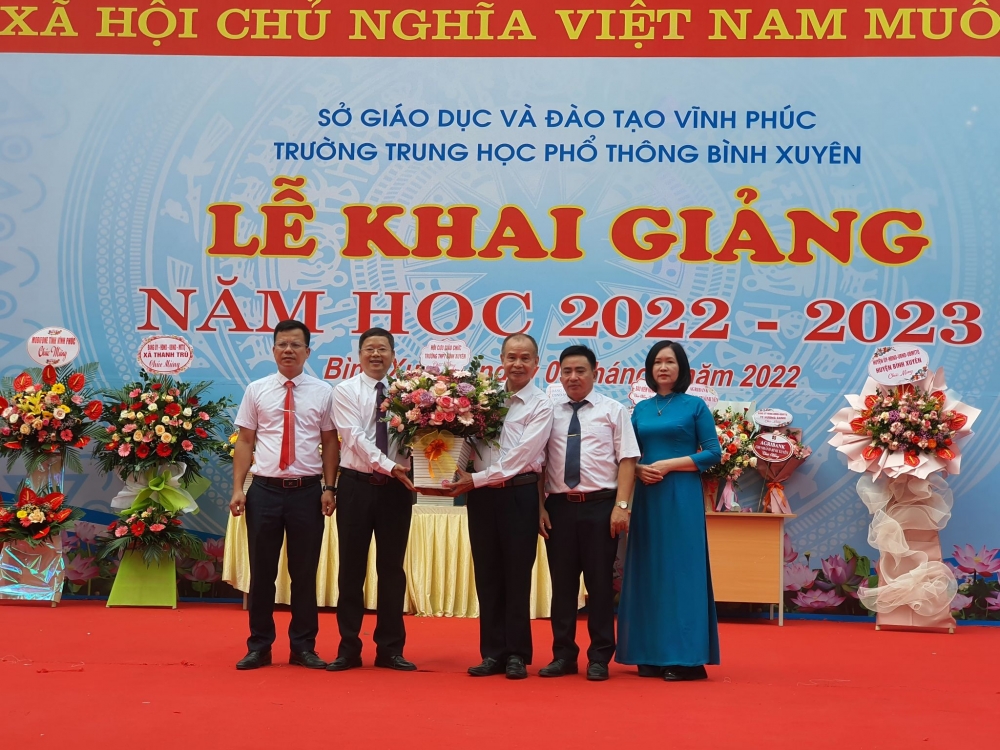 Hội Cựu giáo chức trường THPT Bình Xuyên tặng hoa chức mừng nhà trường
