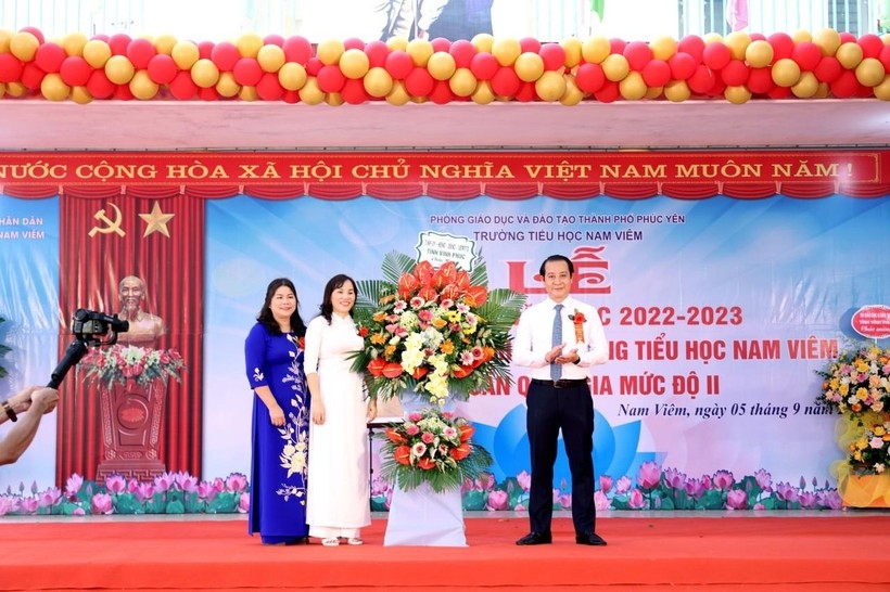 Phó Bí thư Thường trực Tỉnh ủy Vĩnh Phúc Phạm Hoàng Anh đến dự lễ khai giảng và tặng hoa chúc mừng Trường Tiểu học Nam Viêm