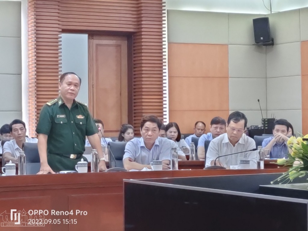 Lãnh đạo Bộ đội Biên phòng Hải Phòng phát biểu về tình hình an ninh trật tự tại các khu vực nuôi ngao ven bển quận Hải An và huyện Kiến Thuỵ