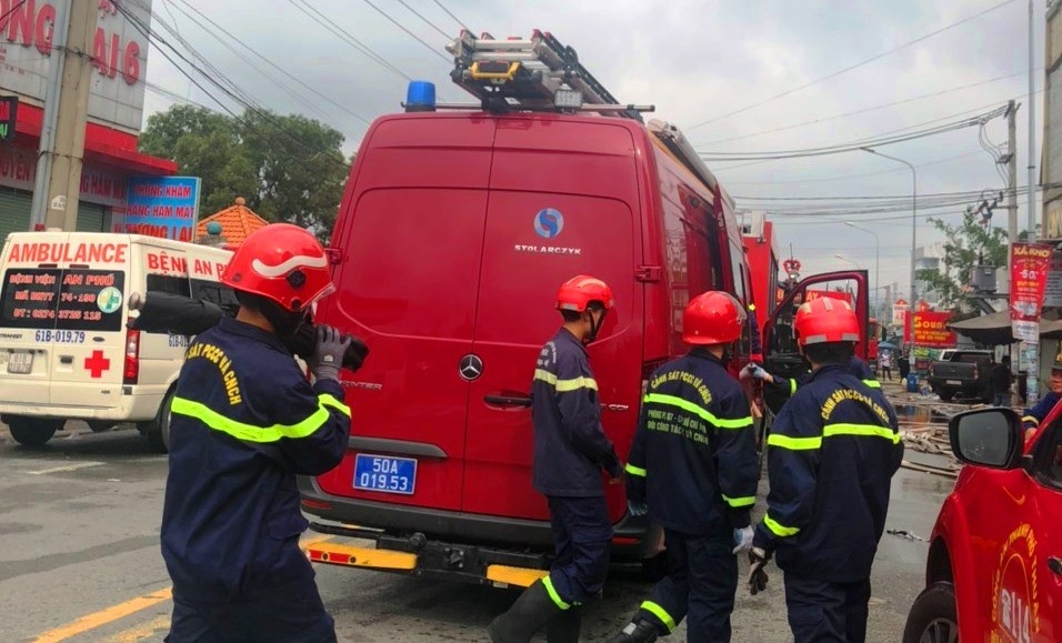 15 chiến sĩ cứu nạn tinh nhuệ cùng trang thiết bị PCCC và CHCN hiện đại của Phòng Cảnh sát PCCC Công an TP Hồ Chí Minh đã được điều động chi viện tiếp cận hiện trường, tìm kiếm các nạn nhân trong vụ hỏa hoạn