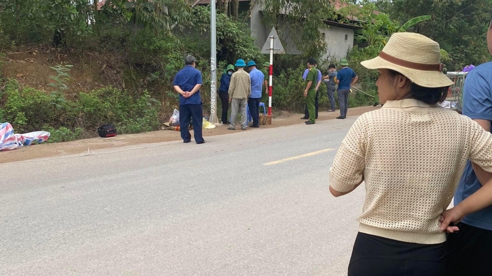 Vĩnh Phúc: Tá hỏa thát hiện thi thể cuộn bạt bốc mùi ven đường