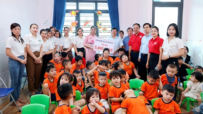 Vĩnh Phúc: Thăm, tặng quà trẻ em có hoàn cảnh khó khăn nhân dịp Tết Trung thu