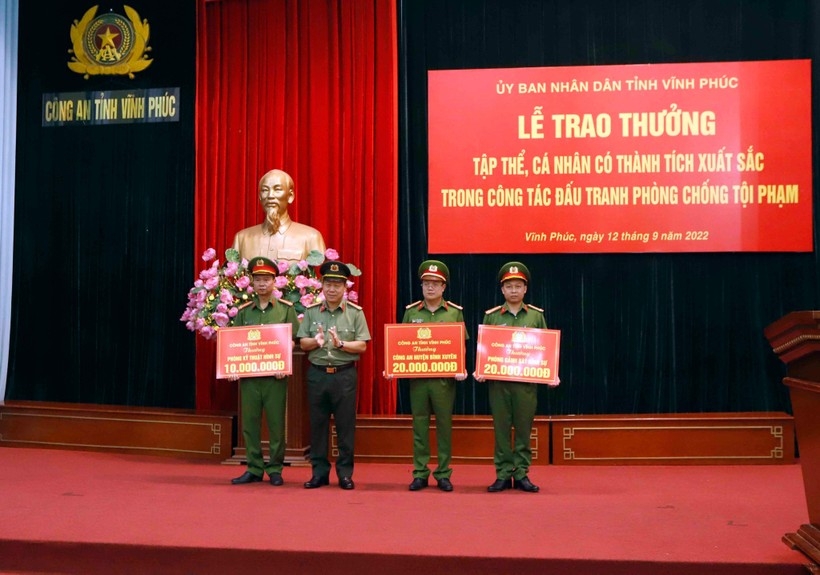 Giám đốc Công an tỉnh Vĩnh Phúc trao thưởng cho tập thể có thành tích phá án nhanh