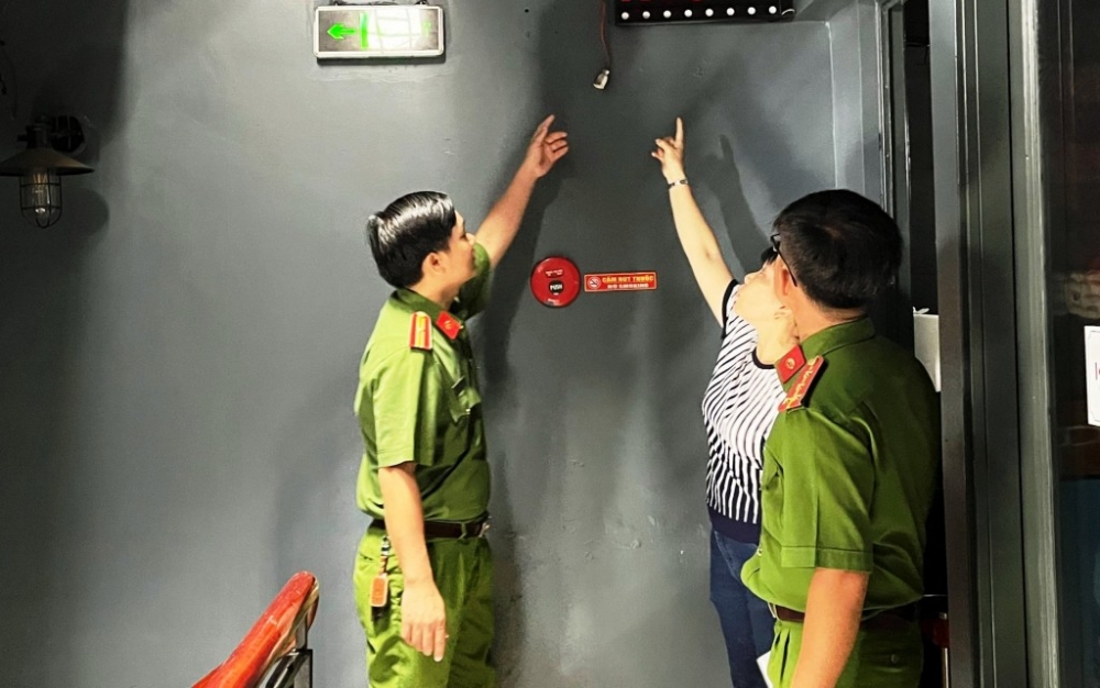 Sau hàng loạt vụ cháy nghiêm trọng xảy ra thời gian qua tại Hà Nội và Bình Dương,... Phòng PC07 Công an TP Hồ Chí Minh đã đồng loạt kiểm tra các cơ sở kinh doanh dịch vụ karaoke, bar, vũ trường Sau hàng loạt vụ cháy nghiêm trọng xảy ra thời gian qua tại Hà Nội và Bình Dương,... Phòng PC07 Công an TP Hồ Chí Minh đã đồng loạt kiểm tra các cơ sở kinh doanh dịch vụ karaoke, bar, vũ trường