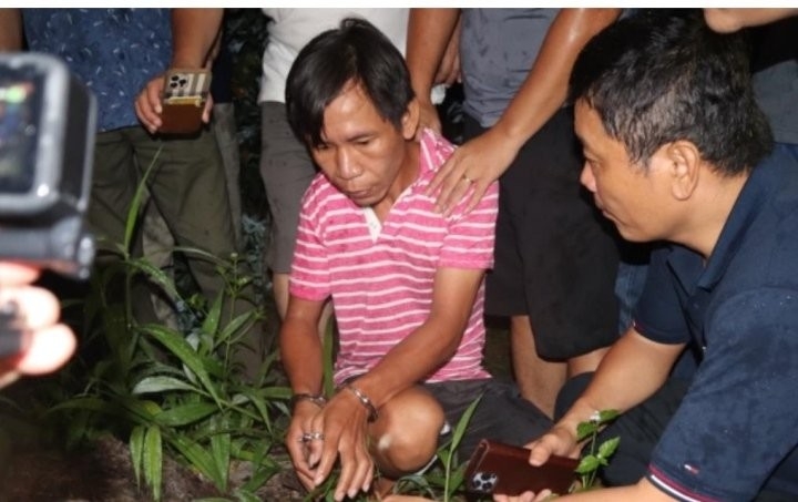 Lê Huy Dũng (áo kẻ) lúc bị bắt Lê Huy Dũng (áo kẻ) lúc bị bắt