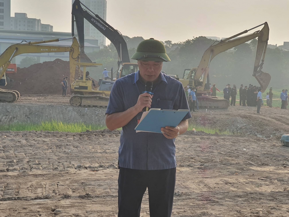 Chủ tịch UBND phường Liên Bảo đọc quyết định cưỡng chế