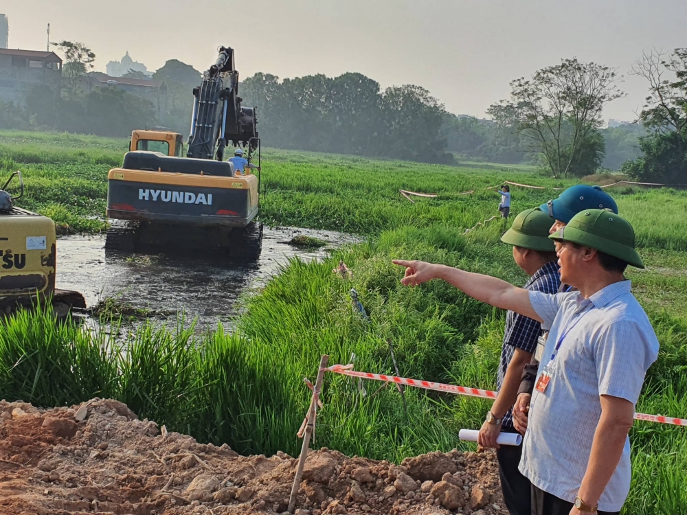 đồng chí Phó Chủ tịch UBND thành phố Đào văn Quyết chỉ đạo đơn vị thi công