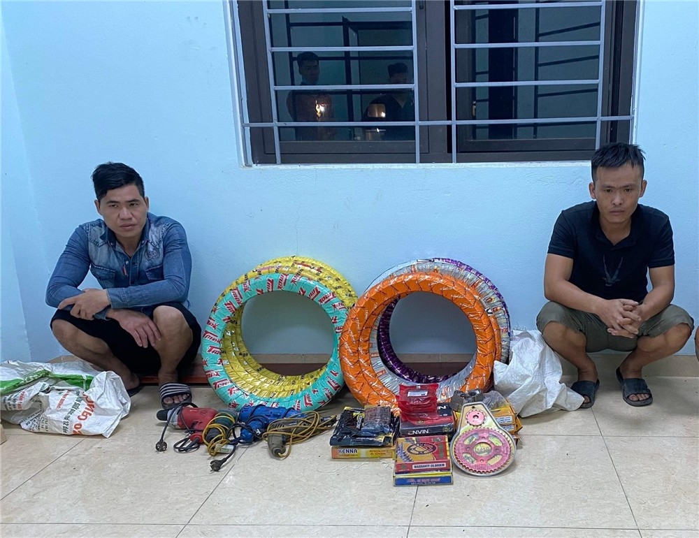 Các đối tượng cùng tang vật (Nguồn: Công an tỉnh Cao Bằng)