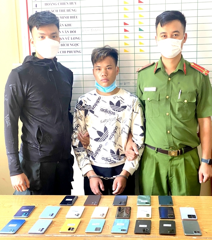 Đối tượng Mùng Văn Chuẩn cùng tang vật. (Ảnh: Vũ Long)