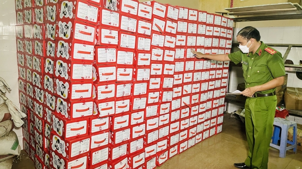 Lào Cai: Thu giữ lô hàng gần 1.000 thùng bánh dẻo không rõ nguồn gốc, xuất xứ