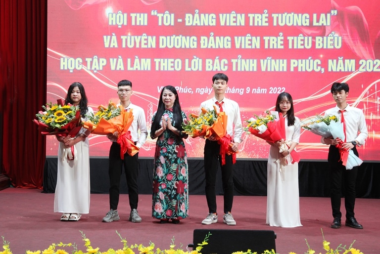 Bí thư Tỉnh ủy Hoàng Thị Thúy Lan tặng hoa chúc mừng 5 đảng viên trẻ là đoàn viên, học sinh, sinh viên tiêu biểu. Ảnh: Dương Chung