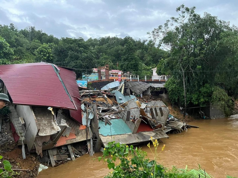 Mưa lớn, mực nước suối dâng cao làm sập 3 nhà dân ở thôn Yên Lập, xã Yên Thành, huyện Quang Bình, Hà Giang
