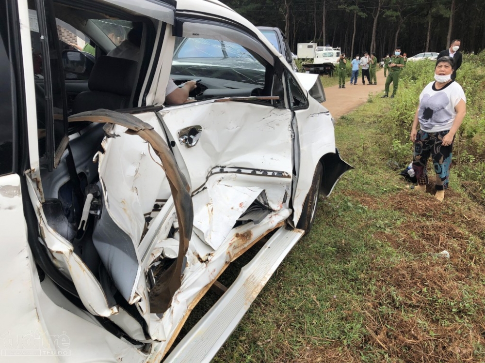 Chiếc xe Toyota Inova của bà Mùi bị nát phần đầu và hông xe