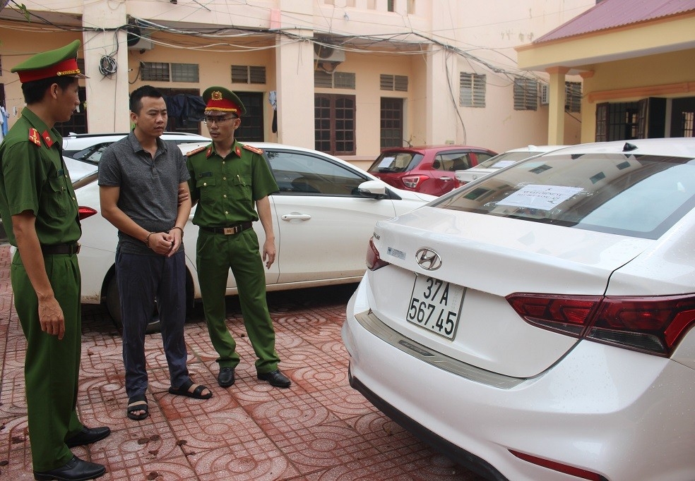 Công an huyện Quỳnh Lưu làm việc với đối tượng Bằng về quá trình mua bán xe ô tô của các cơ sở cho thuê xe (Nguồn: Công an tỉnh Nghệ An)