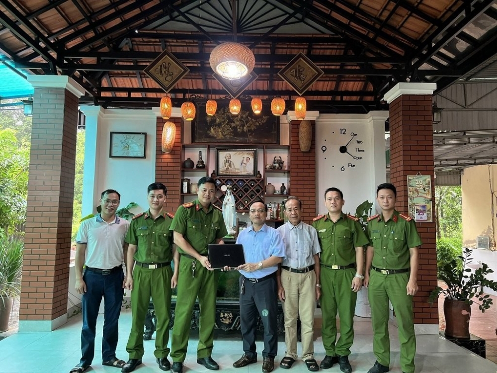 Công an huyện Nghi Lộc bàn giao lại tài sản cho đại diện Nhà thờ giáo xứ Làng Anh (Nguồn: Công an tỉnh Nghệ An)
