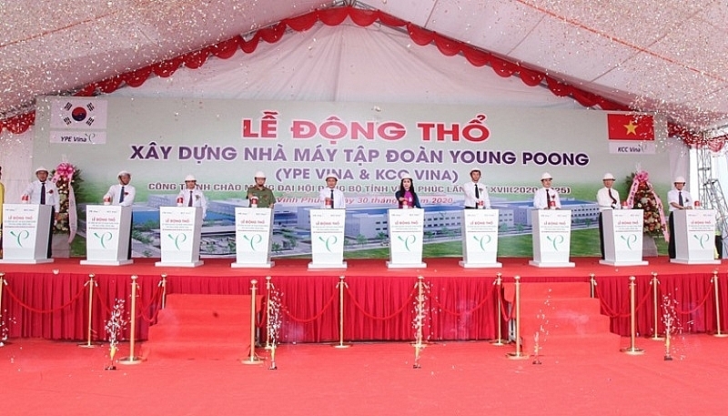 Tập đoàn Young Poong cùng các đại biểu ấn nút chính thức động thổ dự án xây dựng nhà máy Khu công nghiệp Đồng Sóc.